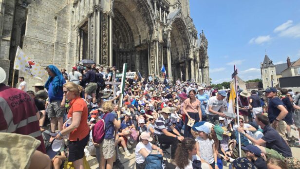 Contraste choquant entre les émeutes et le pèlerinage de Chartres