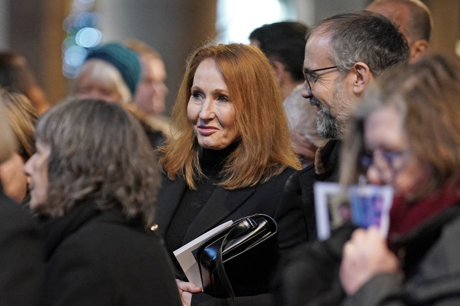Création d’un fonds pour les femmes : J.K. Rowling attaquée par des médias hostiles