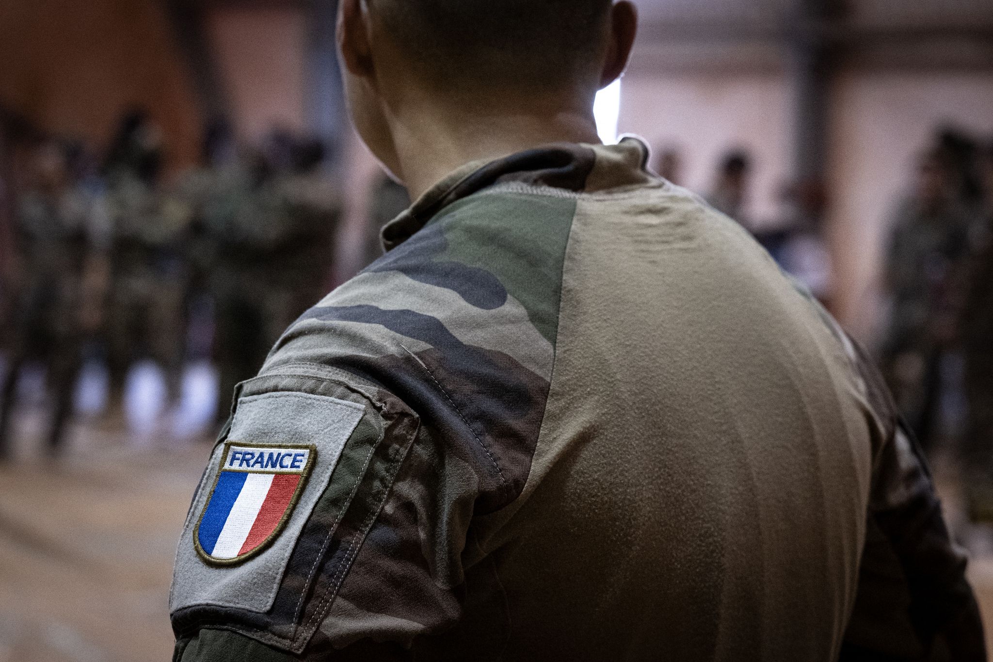 L’abandon des troupes françaises au Sahel : une défaite stratégique et un échec politique