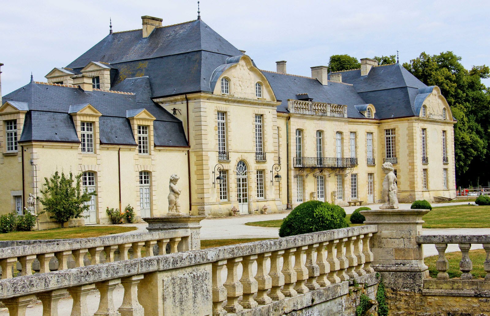 Incendie dévastateur au château de Médavy : un patrimoine historique anéanti par la folie des flammes