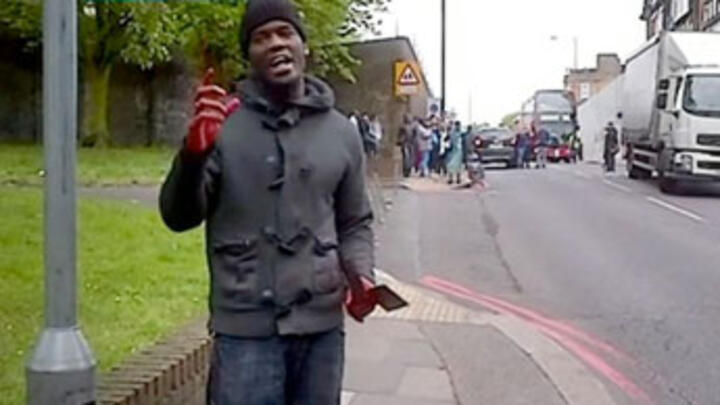 Une attaque sanglante à Londres : un Afghan régularisé en 2022 accuse d’un meurtre et de deux blessés graves