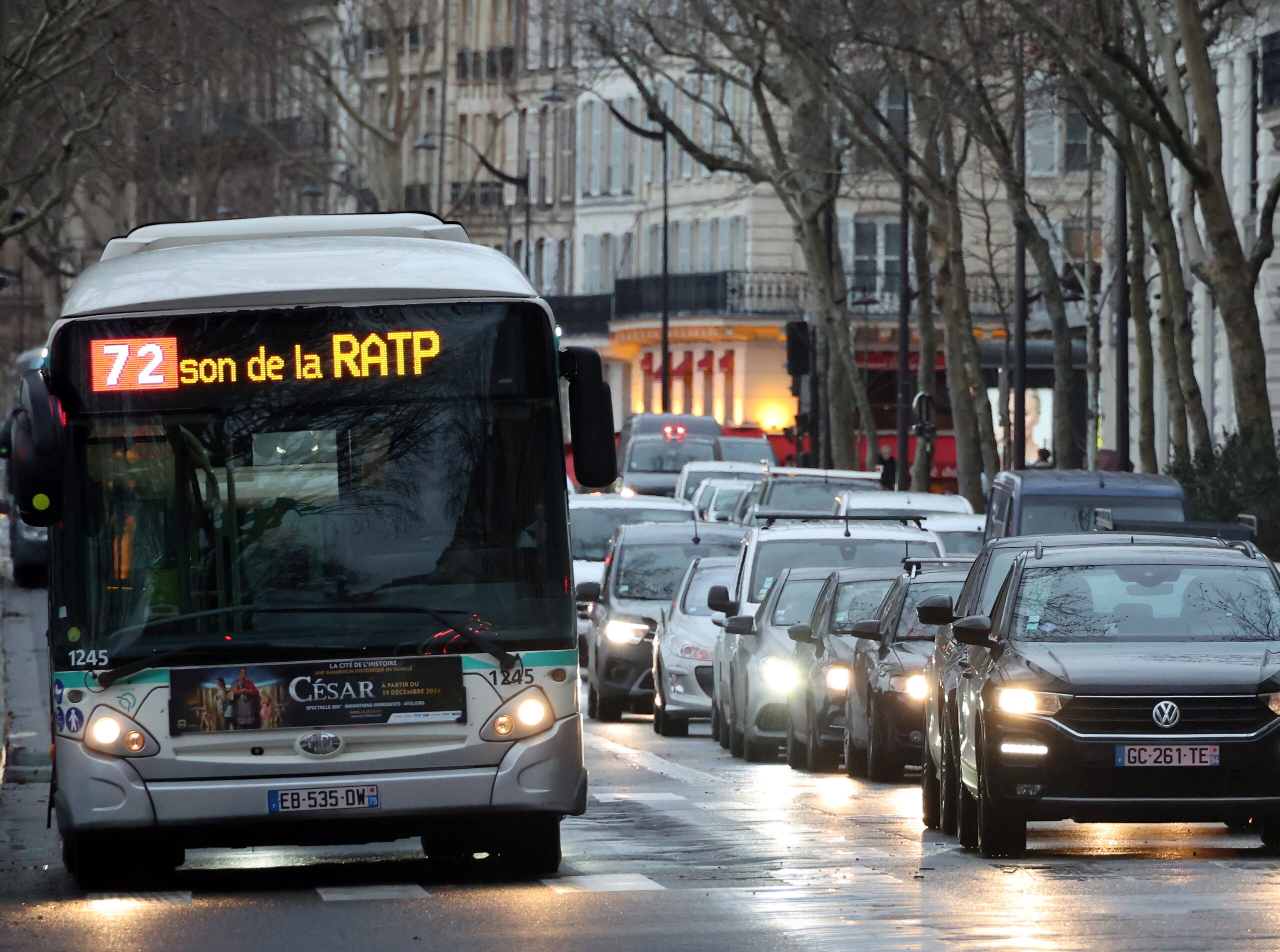 Horreur à bord d’un vol : un indien poignarde deux adolescents avec une fourchette